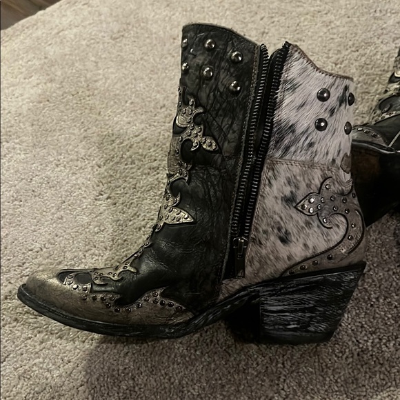 Stylish Black and Silver Women's Boots - Picture 3 of 9